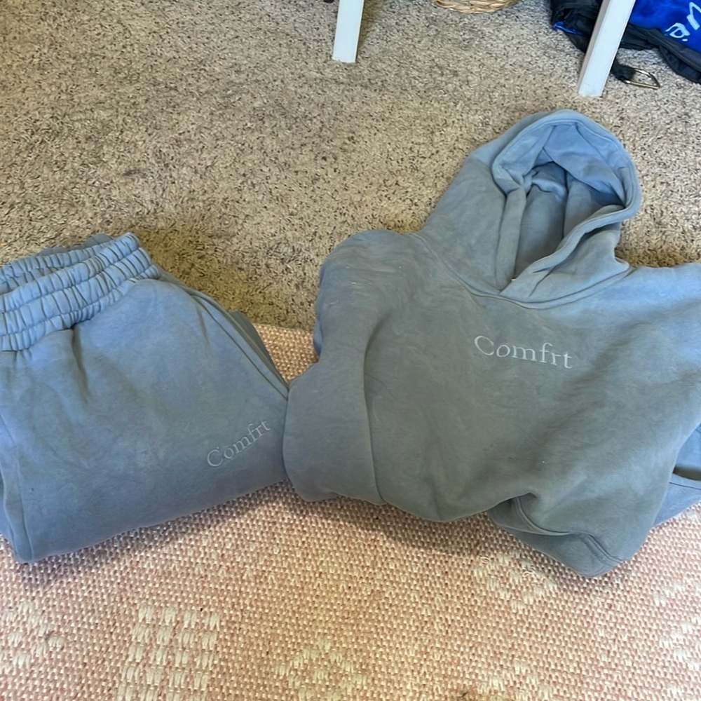Comfort set xs. Small stain as pictured.